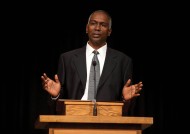 Joe Manickam ’87 (Lancaster, Pa.) addresses the graduates during commencement.