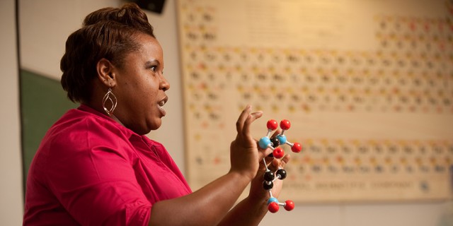 Marelby Mosquera ’04 teaches an Introductory Chemistry class. 