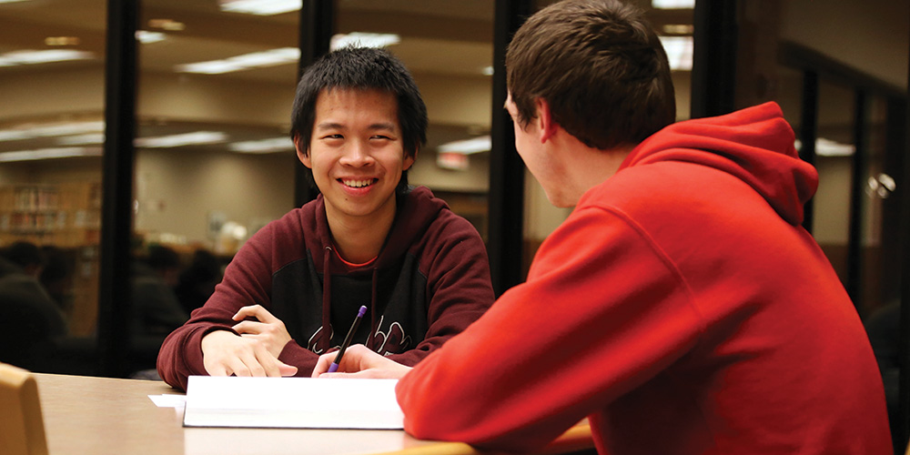 Kelvin Ferbianto and Jason Oyer work on homework together in the library. Photo by Alex Leff.