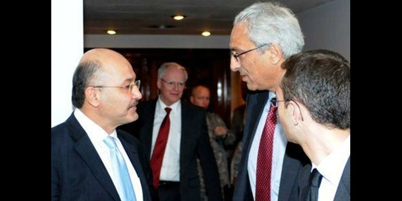 Sadi Othman, second from right, speaks with Barham Salih, an Iraqi Kurdish leader.