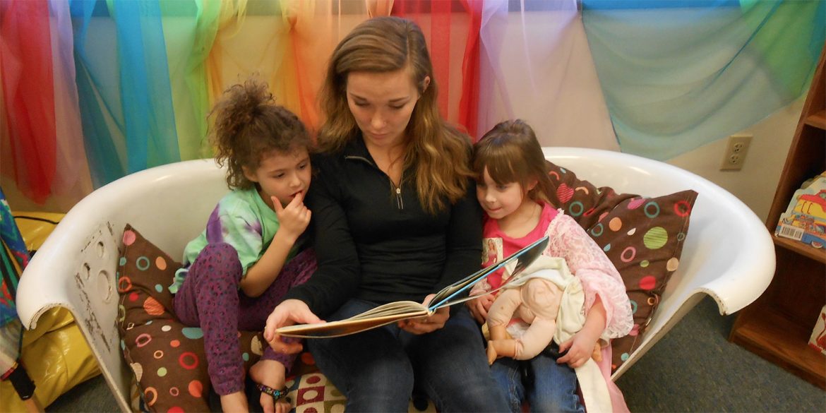 Sophomore Meredith Spicher reads with preschoolers