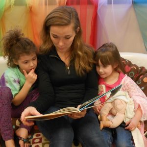 Sophomore Meredith Spicher reads with preschoolers