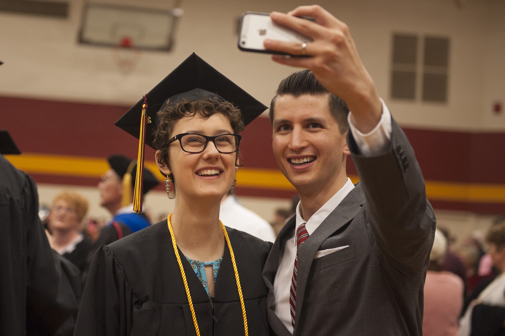 RaeLee Hightower ’16 (Tulsa, Okla.) takes a selfie with English instructor Donovan Tann.