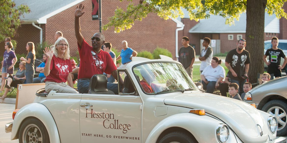 Joe ’87 and Wanda (Wyse) ’88 Manickam ride in the community-wide homecoming parade.