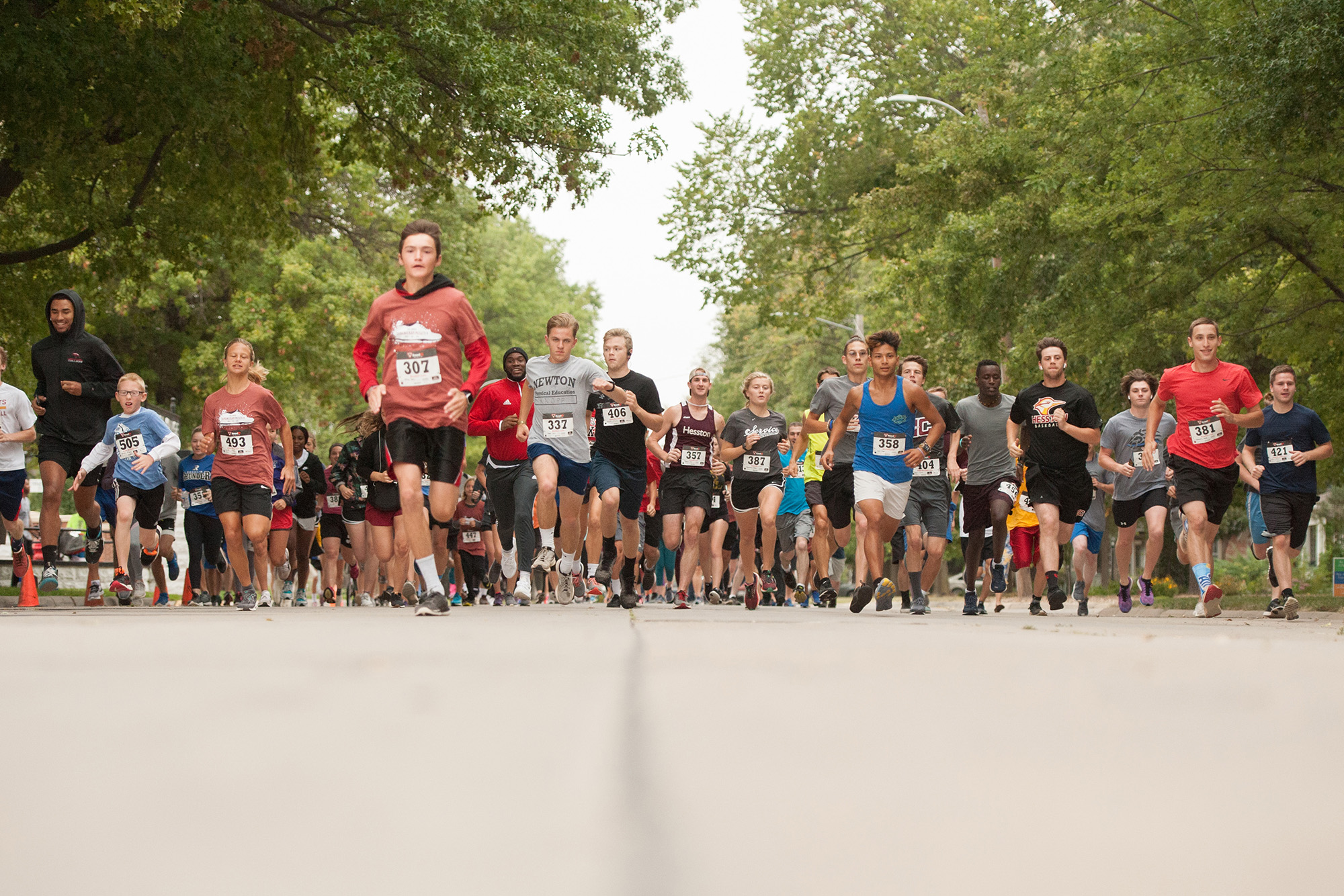 Runners start the 2019 Manickam Mosey.