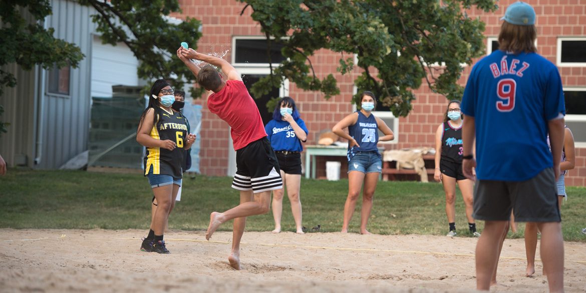 Students play water balloon volleyball during Mod Olympics, Opening Weekend 2020.