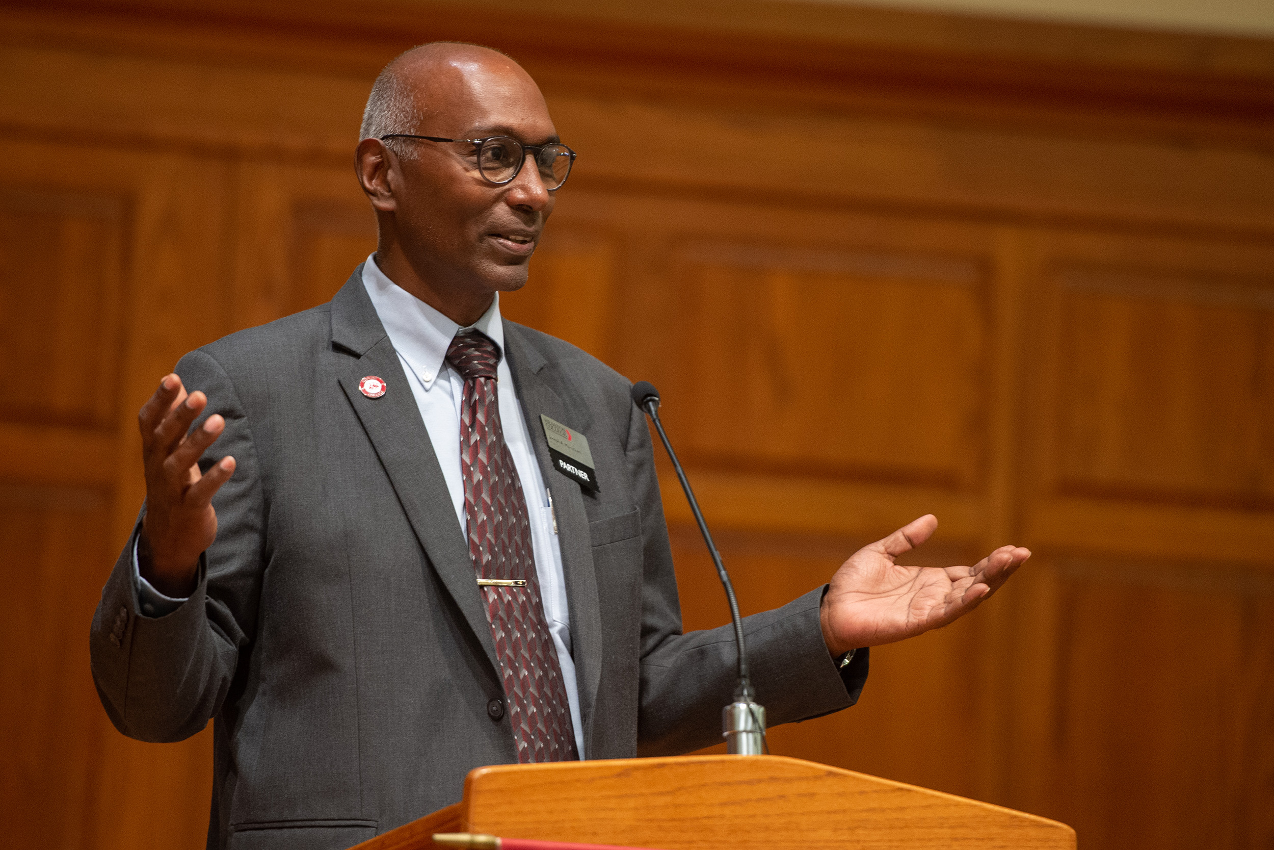 President Manickam welcomes guests to the Partner lunch at Hesston College Homecoming 2022