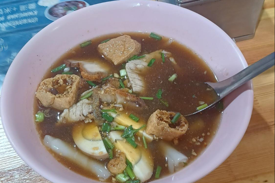 Our first official meal in Thailand! Street food is such a big part of the culture that of course we had to start with a street noodle dish.