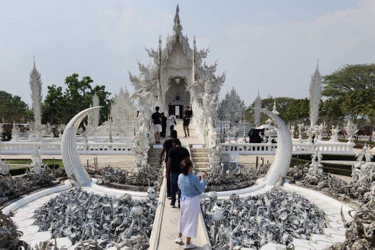 The entrance into the White Temple represents the bridge between heaven and hell. The hell side is depicted with human suffering.